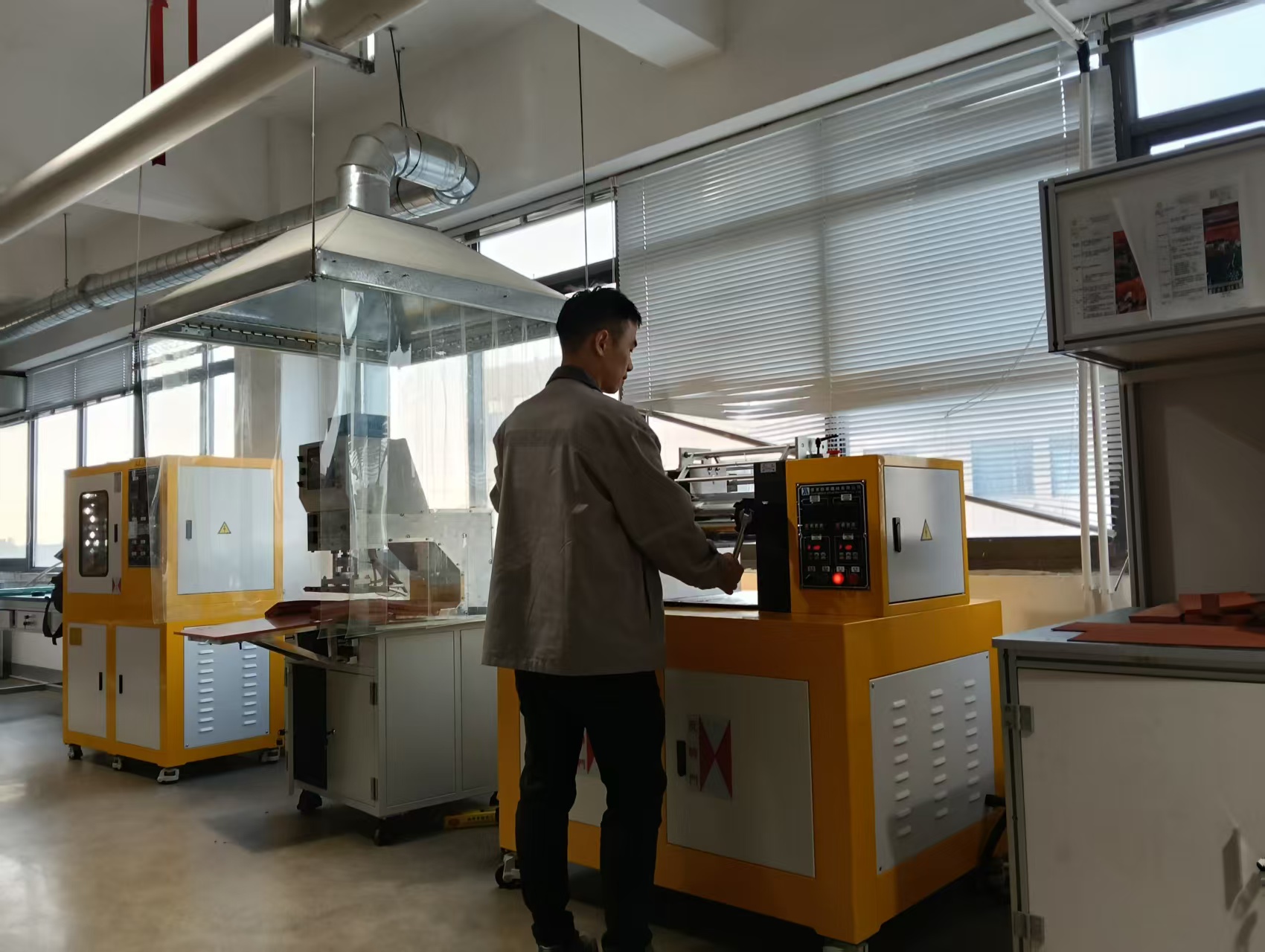 交付平板硫化机、开炼机至芜湖佳宏，共促新材料创新发展