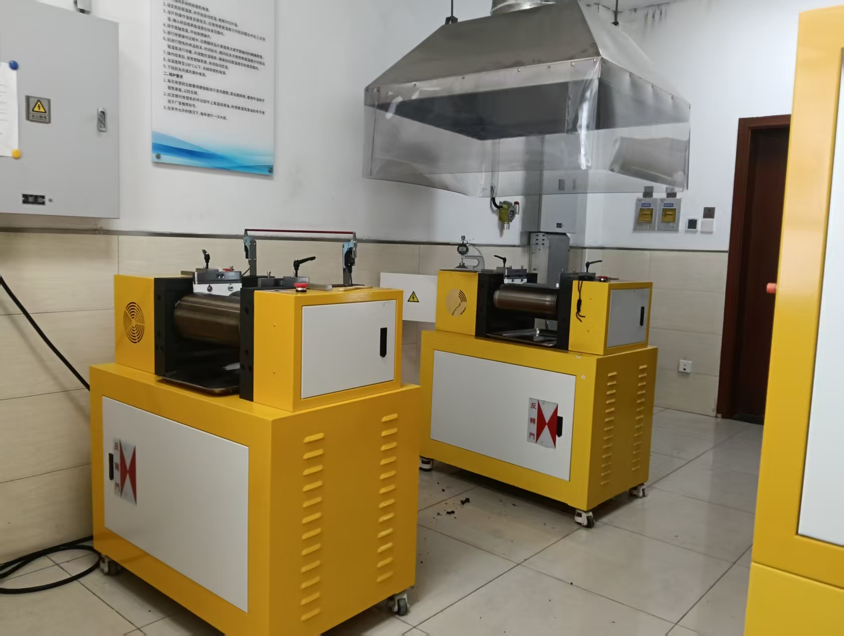 开炼机开机前需要完成哪些关键检查步骤？