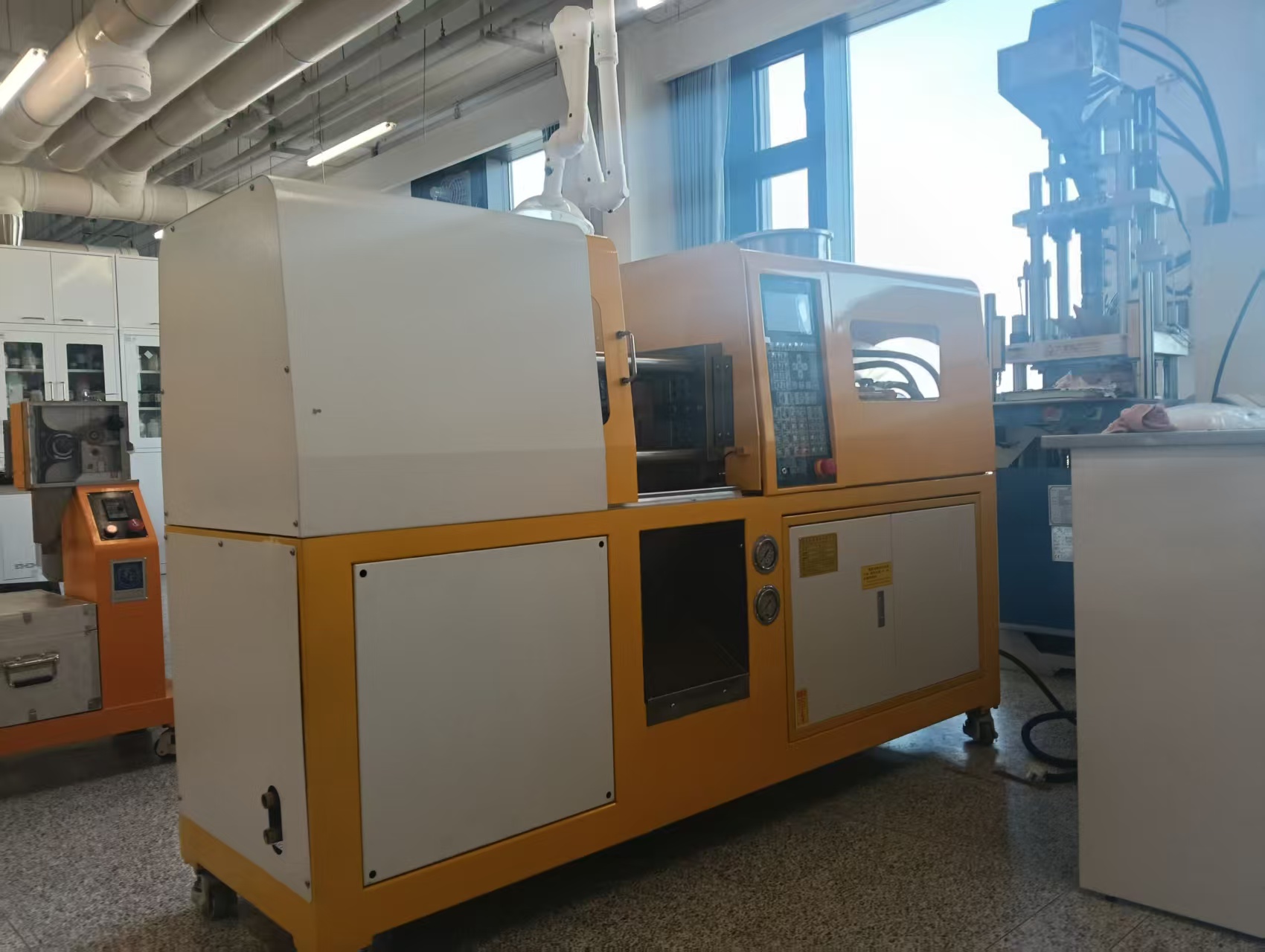 校企协同赋能科研创新！锡华 20 吨注塑机正式入驻北京工商大学